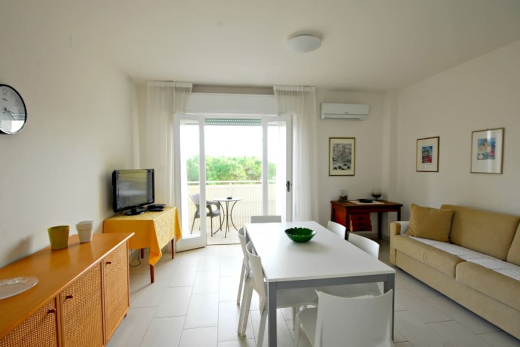 Soggiorno con divano letto | Living room with sofa bed