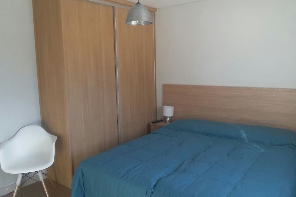 Cama matrimonial de 1,80m por 2,00m, también se puede preparar con dos camas individules.