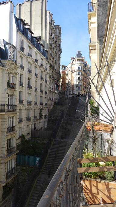 Balcon au sud, donnant sur les escaliers typiques de montmartre