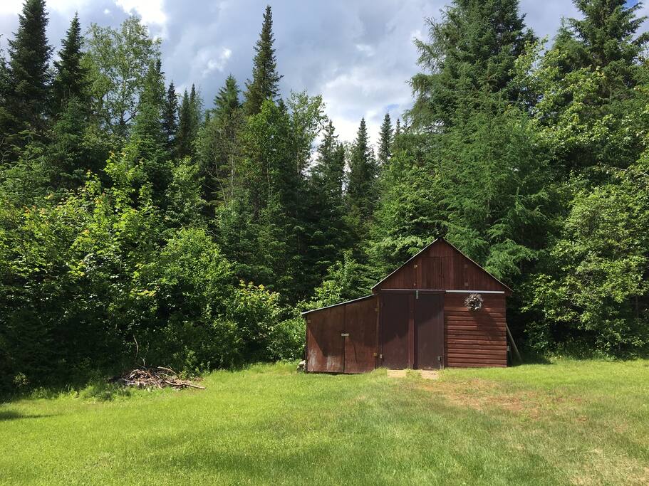 Le plus original des cabanons entouré d'arbres spectaculaires.