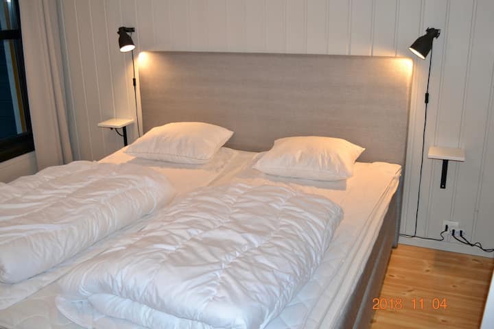 1号卧室配有阳台双人床180厘米，双层床2 x 90厘米， 2楼