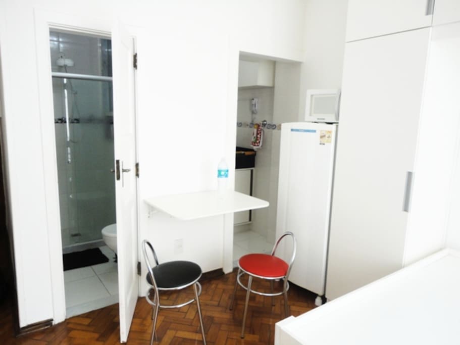 banheiro, mesa e cozinha