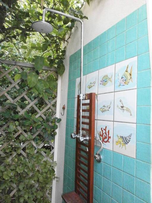 Doccia esterna, molto comoda! - Exterior shower, really comfy!