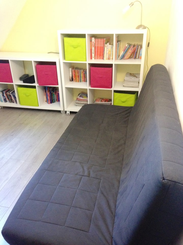 Kënd çlodhjeje me një divan të  konvertueshëm me 2 vende.