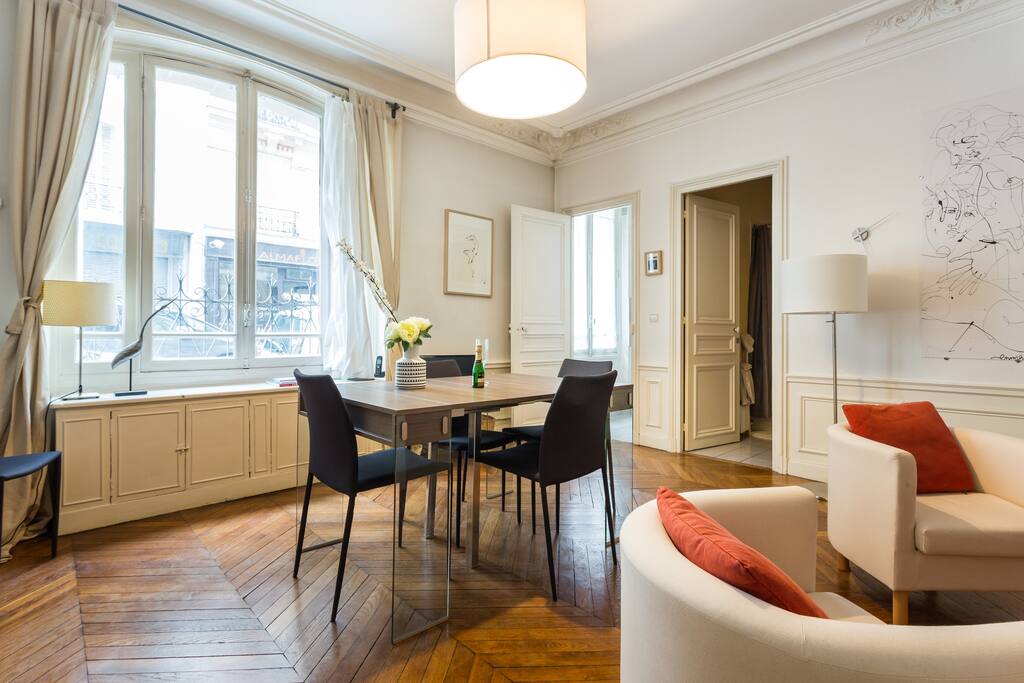 Le séjour, vue depuis l'entrée