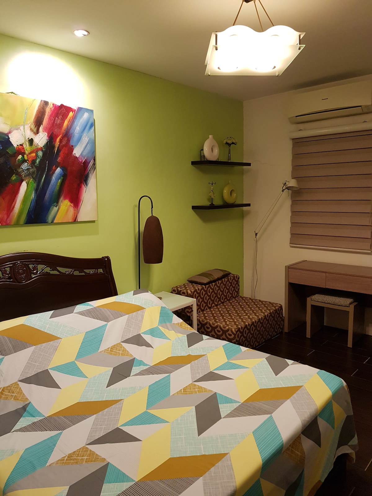 Майсторска спалня с 1 двойно легло и 1 разтегателен диван.