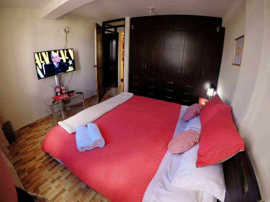 Cuenta tambien con tv cable e internet y netflix