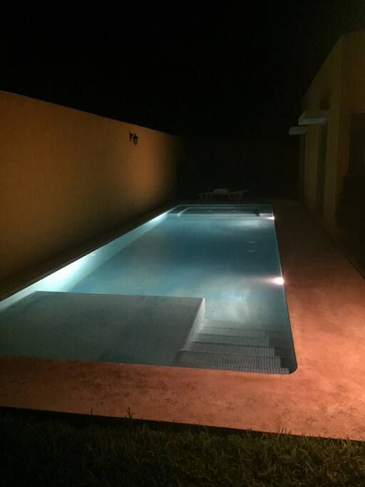 Piscina con sistema de luz interior para nadar en la noche.