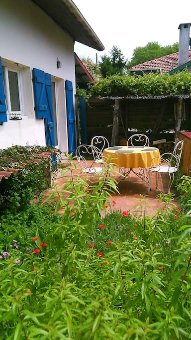 Jardin clos et fleuri