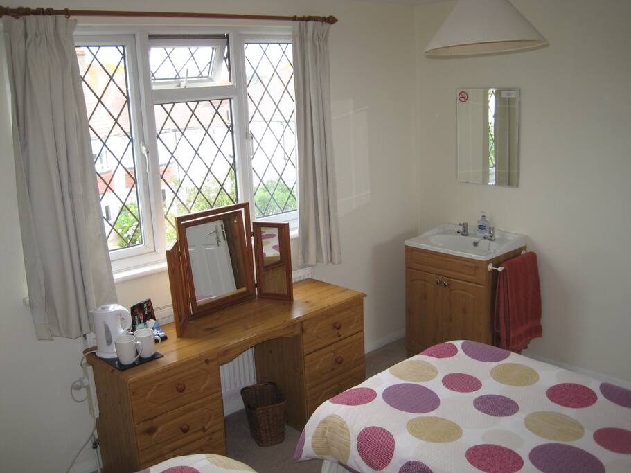 Twin Room
Vanity Unit