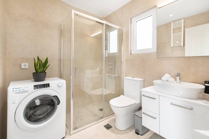 Sun-Splashed Top-Floor Duplex w/ Outdoor Jacuzzi! gallery image 4