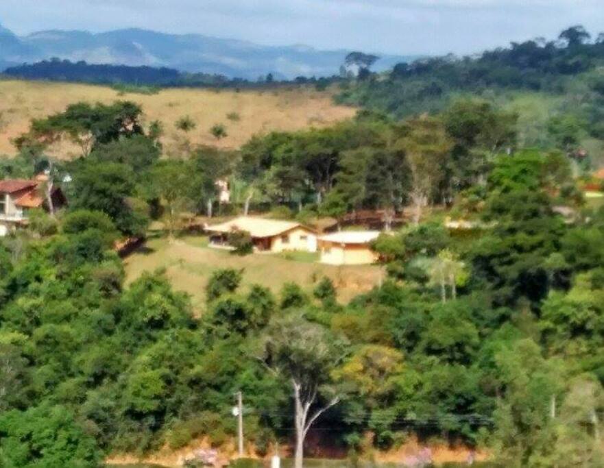 Vista do Hortelier, cercado pela Mata Atlântica no alto da serra