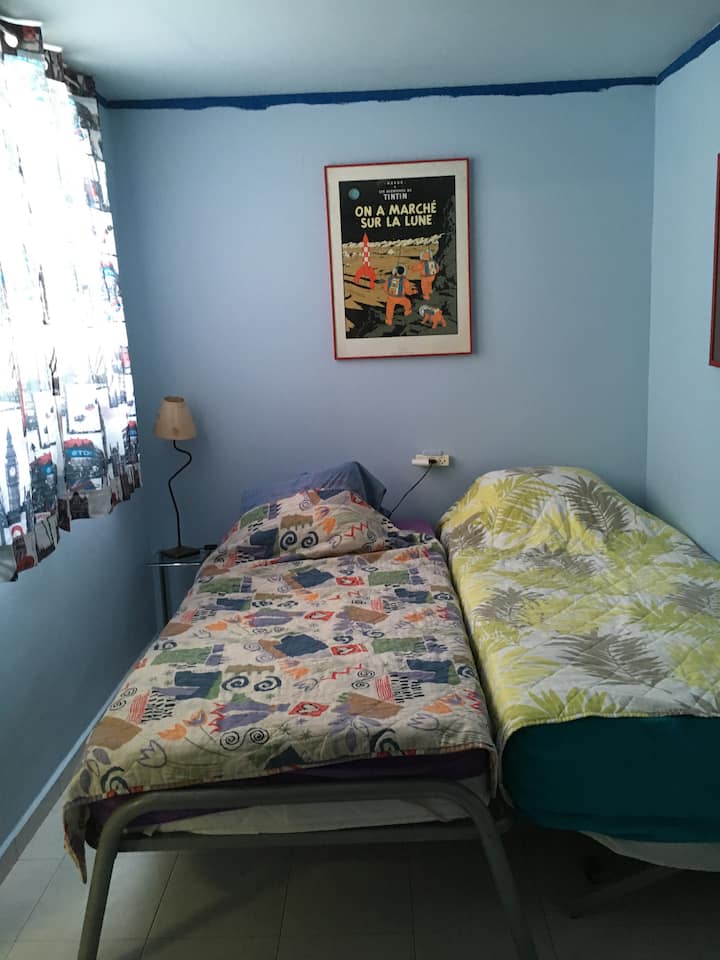 Собата на Мади на таванот 
висококатница која е направена во единечен кревет кога има еден гостин ( 2 единечни кревета )