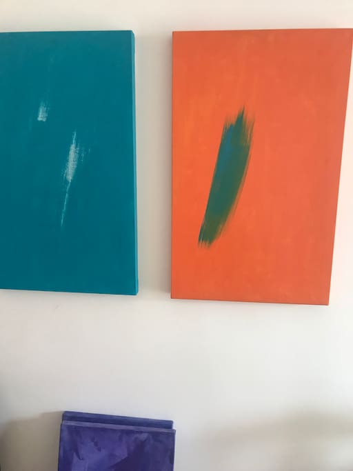 Telas azul e laranja do artista Thomas Spitzer
