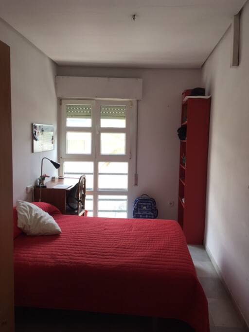 El dormitorio tiene cama de matrimonio y armario. También es exterior.