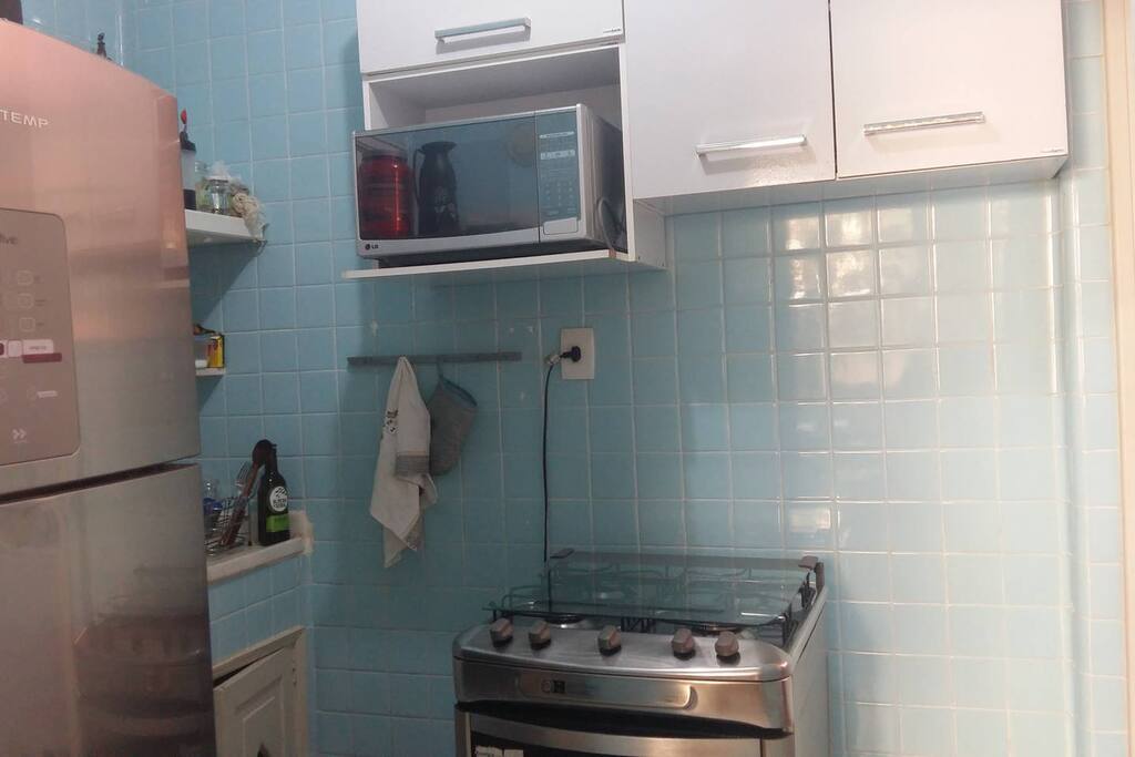 Cozinha com geladeira, fogão tudo em alumínio
