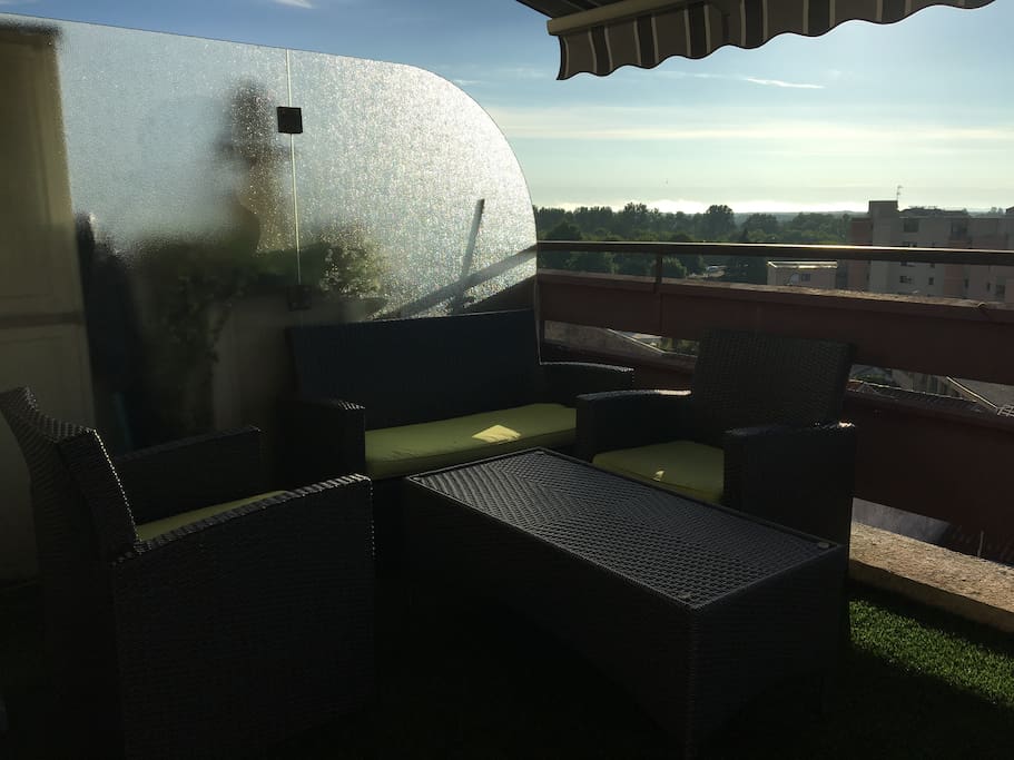 Salon de jardin ou l on peut manger avec store pour les jours fortement ensoleillés