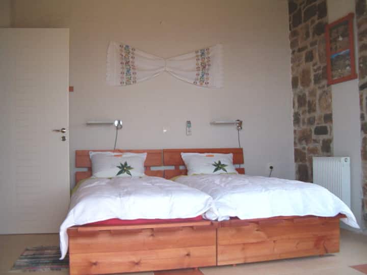 חדר שינה שני (2 מיטות יחיד)