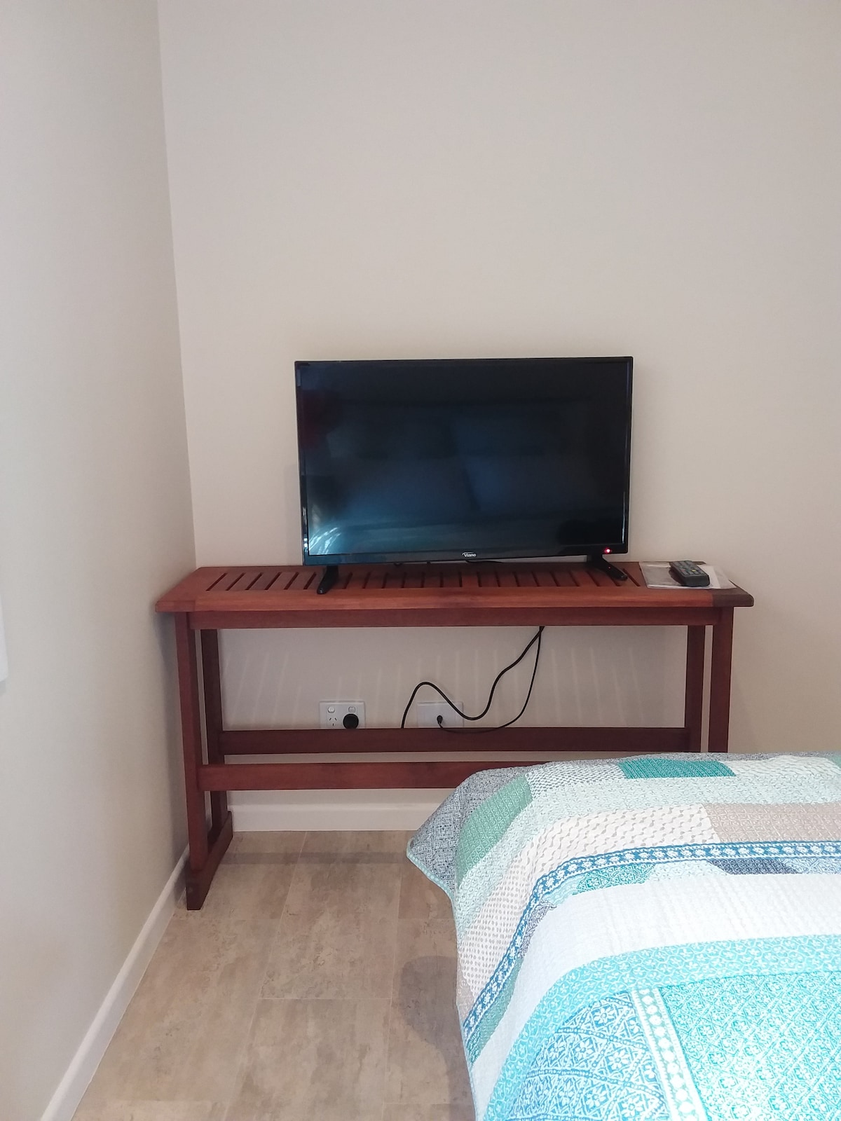 Телевизор во спална соба 2