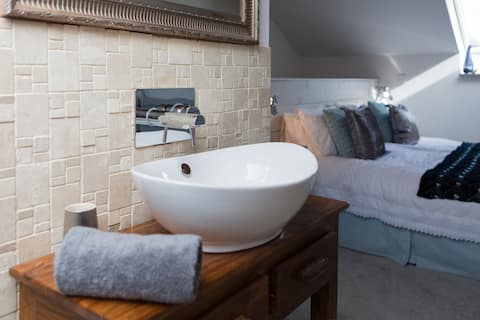 Pretty cosy cottage, sea views, walk to the beach