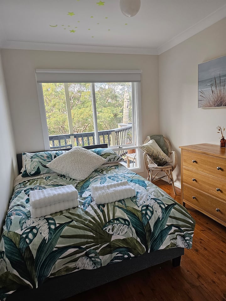 Cama doble del tercer dormitorio con vistas al valle de Bush