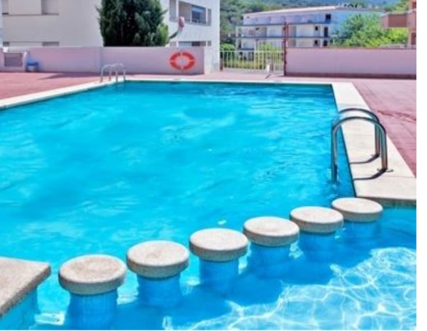 piscina comunitaria muy tranquila