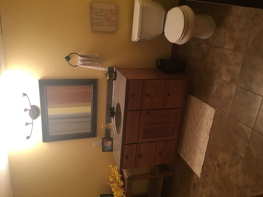 Bathroom (1 of 2 pics)