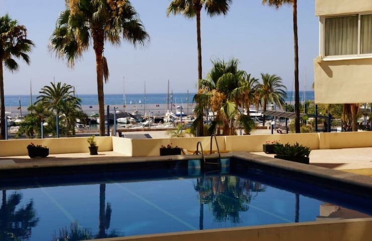 SUPERB BEACH FRONT FLAT, MARBELLA CENTRO