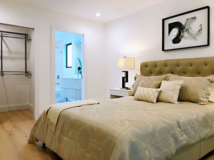 Spálňa 1. 11 stôp*16 stôp, vlastná kúpeľňa a šatník