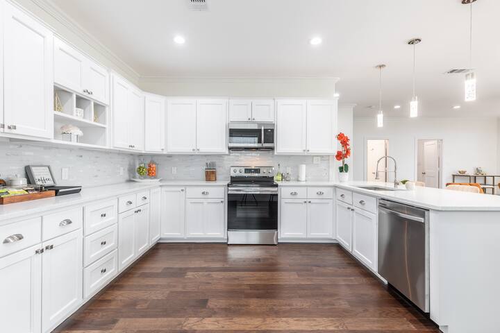 Pool Home 5 Minutes from Bishop Art. Centric Area! gallery image 4