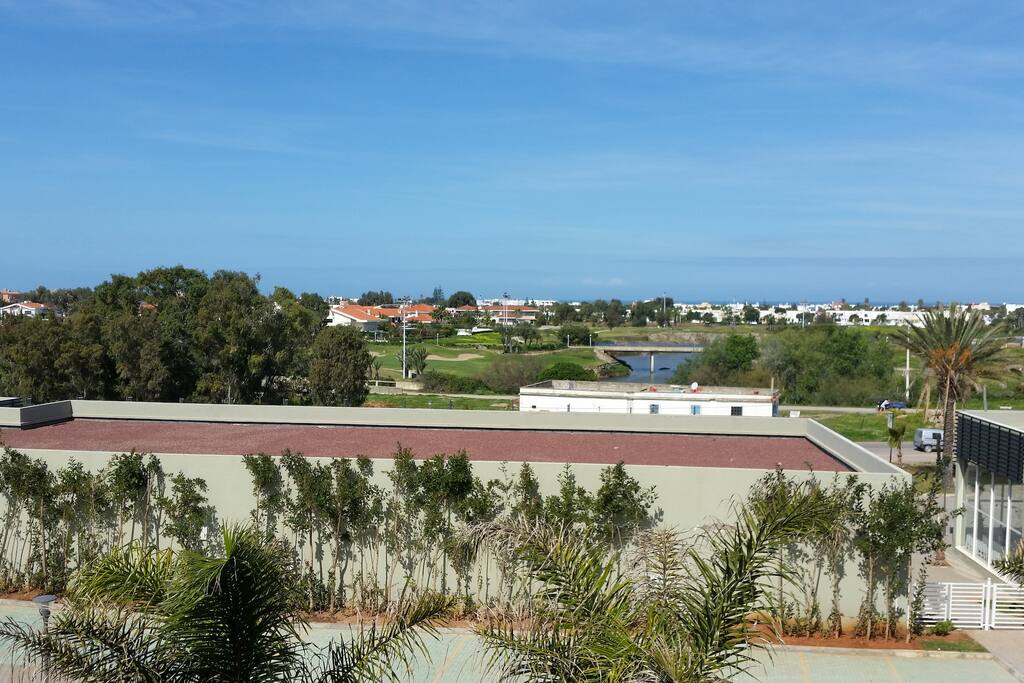 Vue a partir du balcon longeant l appartement