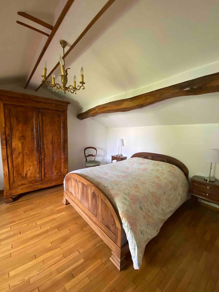 Საძინებელი 1 ზემოთ, ლამაზი მოცულობა, ავთენტური ოდნავ სხვენი თავისი ლამაზი ხის კოჭებით.