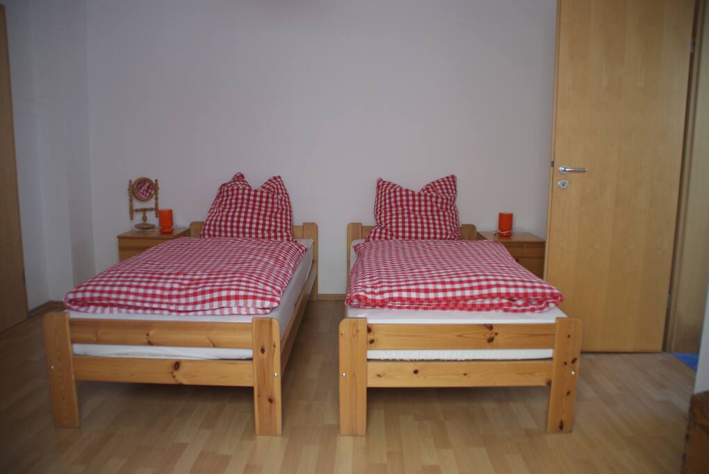 Schlafzimmer, Betten als Einzelbetten aufgestellt