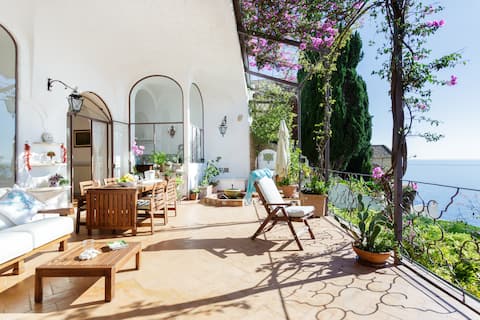 Sontuosa villa con terrazzo panoramico sulla Costiera Amalfitana