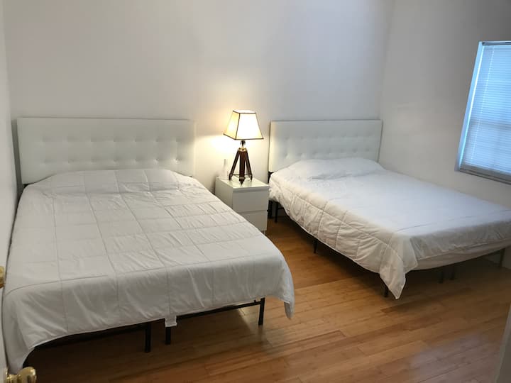 Საძინებელი 2 2 დიდი ზომის საწოლით, ტელევიზორი, კონდიციონერი, ტელეფონი, USB დამტენი, უჯრის გულმკერდი და დიდი ზომის კარადა, დამატებითი ბალიშები, უთო და საუთოებელი მაგიდა 