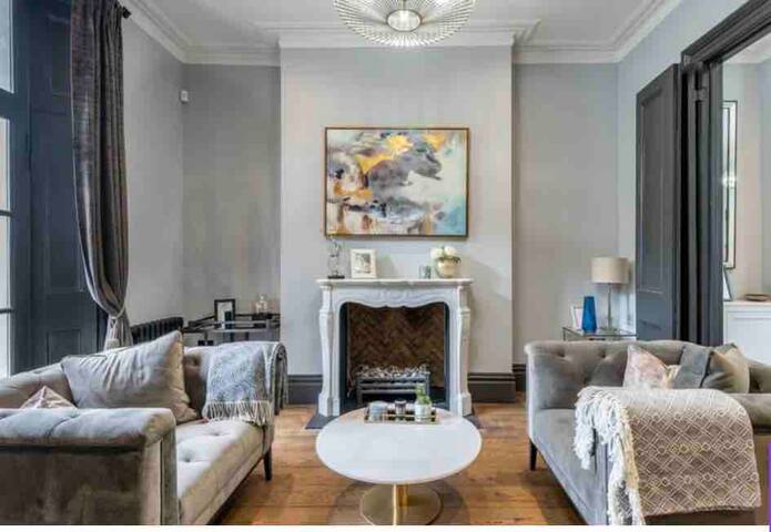 Stunning 3 bed house in Chelsea with free parking gallery image 4