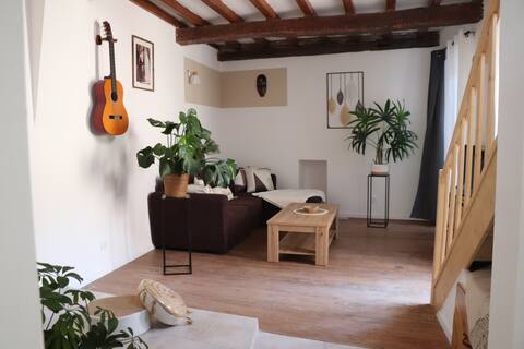 Warm, spacious, sunny duplex