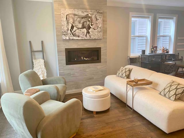 Single Family Home in Logan Square w/ 2 Car Garage gallery image 2