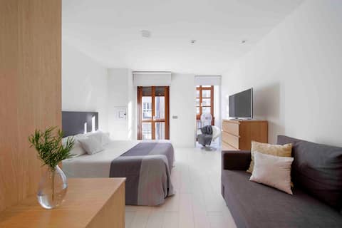 Estudio de diseño con vistas a calle Corrida.