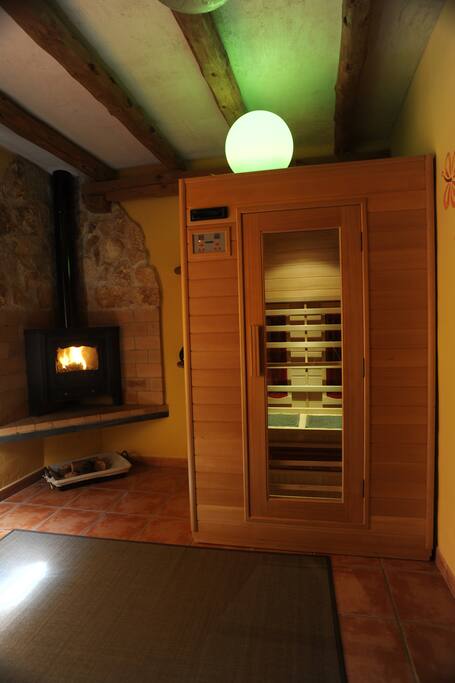 Sauna y chimenea del Spa privado de la casa El Arce