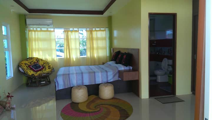 El dormitorio 2 tiene capacidad para 3 personas,  con colchones que pueden permitir que 4 huéspedes más duerman en el suelo. 