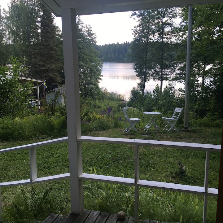 从客房露台可欣赏主小屋和湖泊的美景。
/从客用乡村小屋露台可欣赏每个湖景和主乡村小屋。 房源内有高处和楼梯。