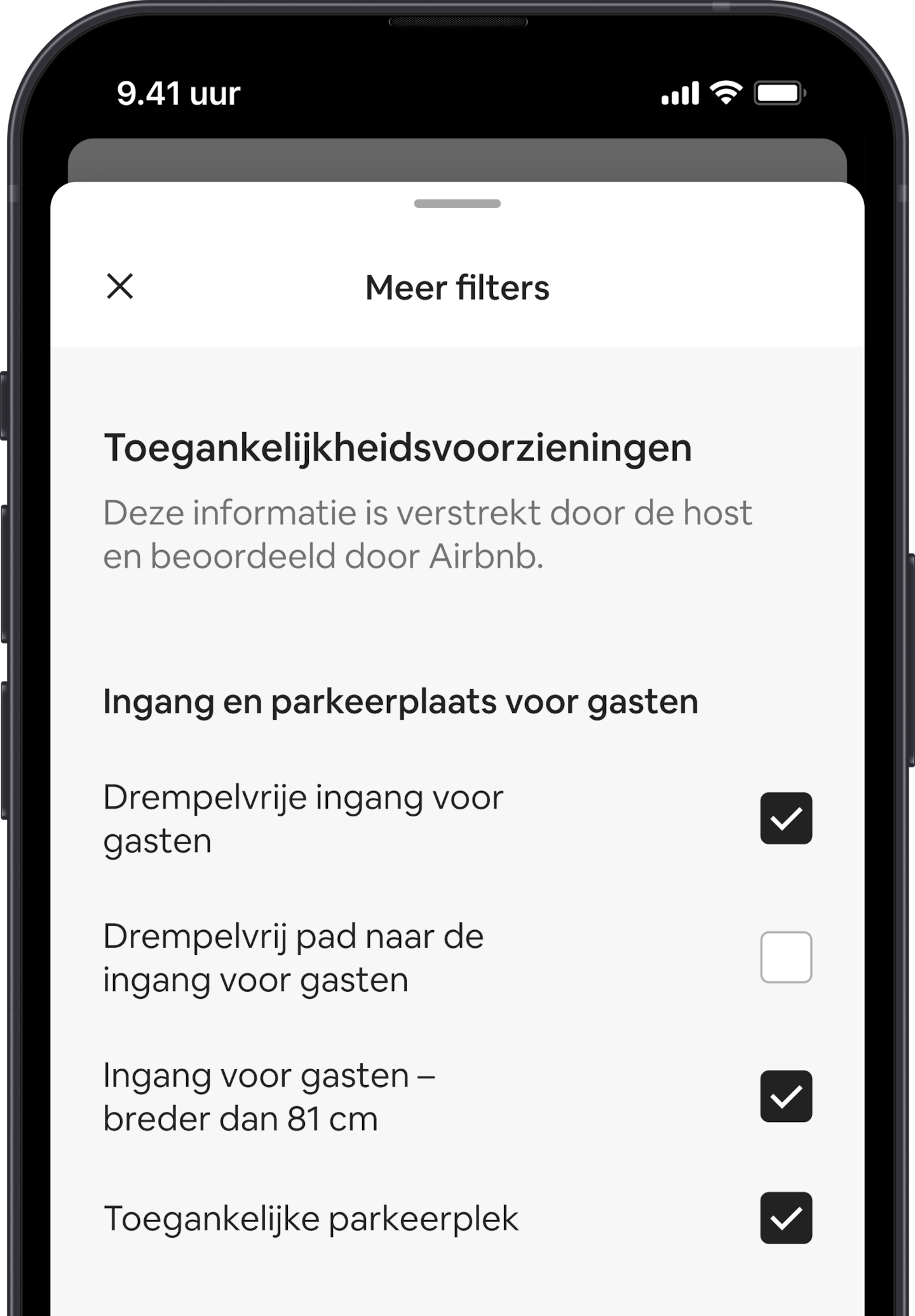 Op het display van een mobiele telefoon is het venster 'Meer filters' zichtbaar. Dit is een van de vele zoekfilters. Er is een sectie zichtbaar met daarboven de kop 'Toegankelijkheidsvoorzieningen'. Hieronder zijn toegankelijkheidsvoorzieningen gegroepeerd per gebied, zoals 'Ingang en parkeerplaats voor gasten'. Je kunt hier zoveel voorzieningen selecteren als je wilt.