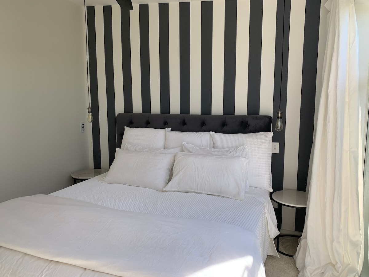 Романтични завеси за спално бельо облицоват всички прозорци на спалнята