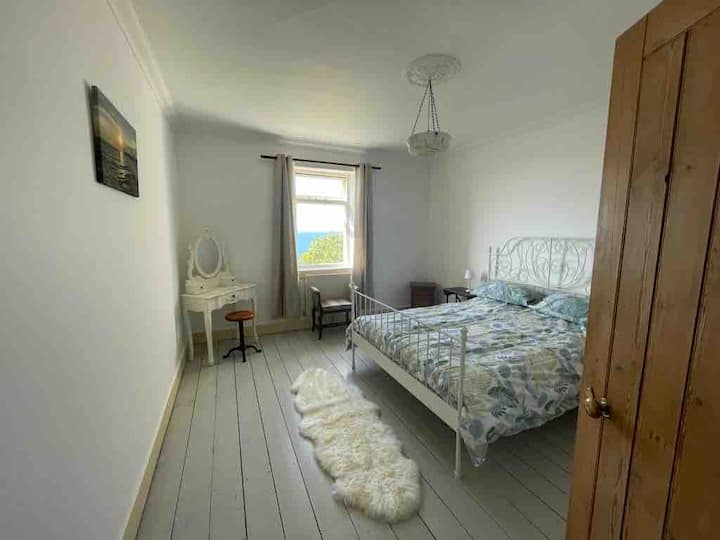 Chumba cha kulala cha kiwango cha juu, kilicho na mwonekano wa kuvutia kwenye asubuhi iliyo wazi