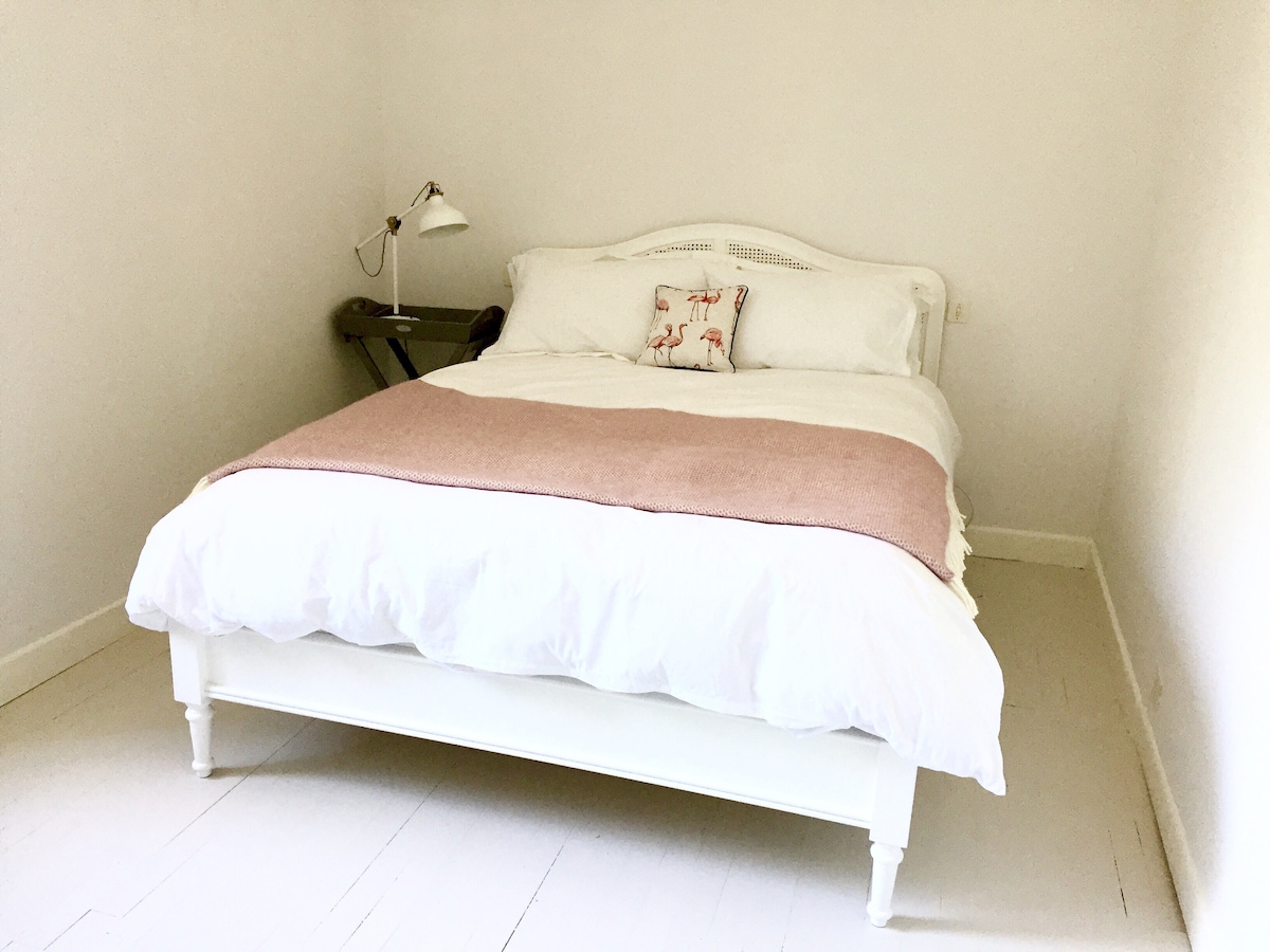 חדר שינה זוגי בקומה הראשונה