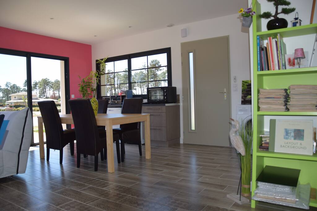 Tout équipé :
- à 5 minutes de la plage en voiture.
- 2 BZ (4 couchages), climatisation, chauffage au sol, WIFI
- WC et douche
- 3 mètres de placard à rangement
- Coin repas intérieur
- Frigo, lave-linge, lave-vaisselle, théière, cafetière, double plaque à inductions, four et micro-ondes, thé, café, chocolat, vinaigre, huile, sel, poivre fournis
- Accessoires pour cuisiner, couverts, draps, couettes, serviettes à disposition
- A disposition piscine chauffée (28°C) de 11m*4m avec banquette pour les touts-petits. Rideau immergé de protection.
- Coin TV, lecteur dvd, bibliothèque (BD, album jeunesse, Mickey et dvd fournis)
- Coin jardin privatif
- Coin repas terrasse privatif (pergola)
- Accessoires bébés (lit/parc 2 en 1, chaise haute, assise pour douche, couverts et bavoirs bébés, alaise d'allaitement)