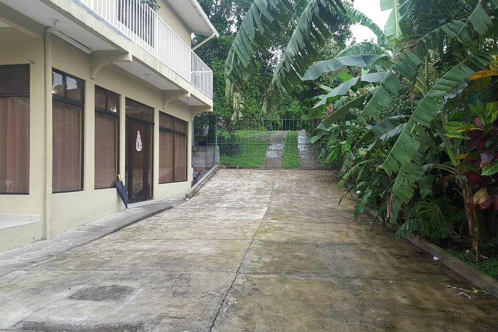 Amplia residencia, tranquila, segura, rodeada de mucha naturaleza!