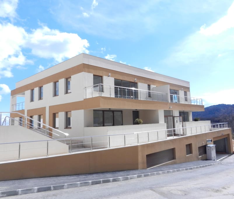 Exterior view
(Seasons Residence)