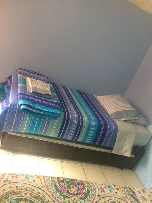 cómodo diván cama para dos personas, ubicado en dormitorio principal